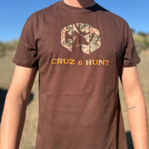 CAMISETA MARRON CON LOGO CAMUFLAJE CRUZ & HUNT