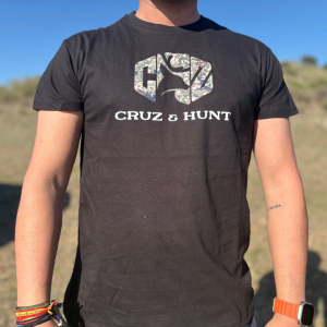 CAMISETA NEGRA CON LOGO CAMUFLAJE CRUZ & HUNT